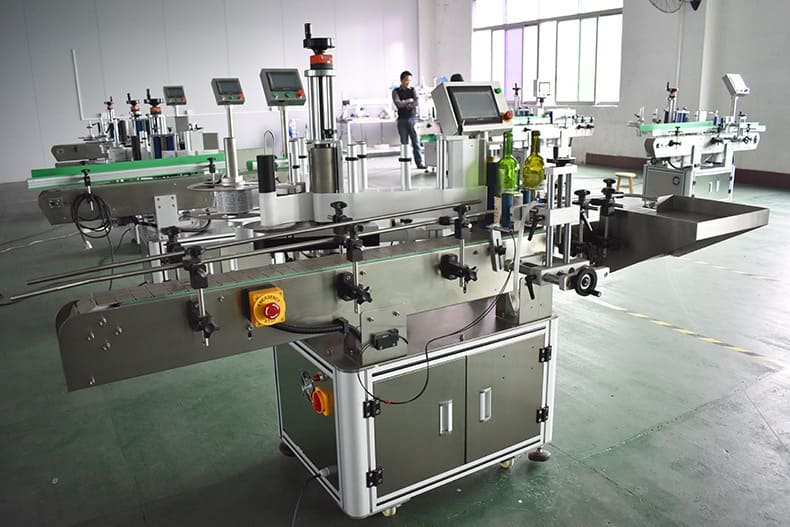 Automatic labeling machine for beverage bottles