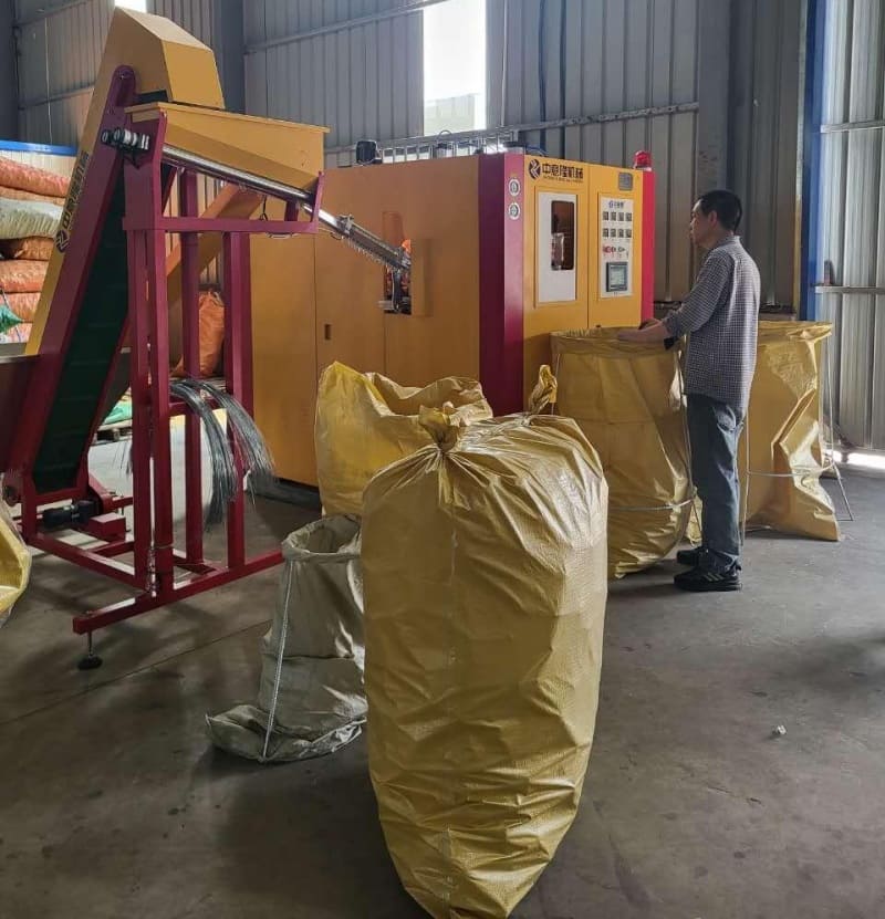 ZYLX4 automatic PET bottle blow molding machine