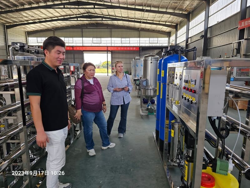 Customer Visits & Global Exhibitions 1 Customer group visiting Zhongyilong Machinery factory