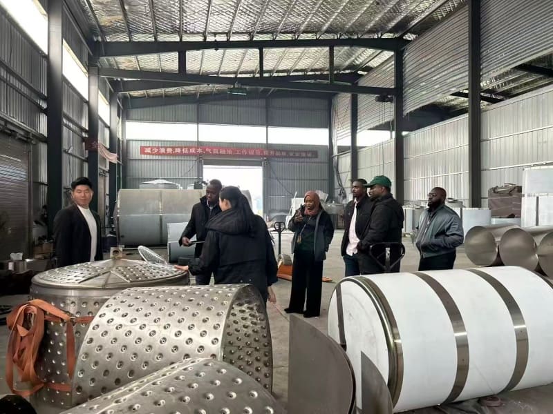 Customer Visits & Global Exhibitions 4 Customer group visiting production equipment