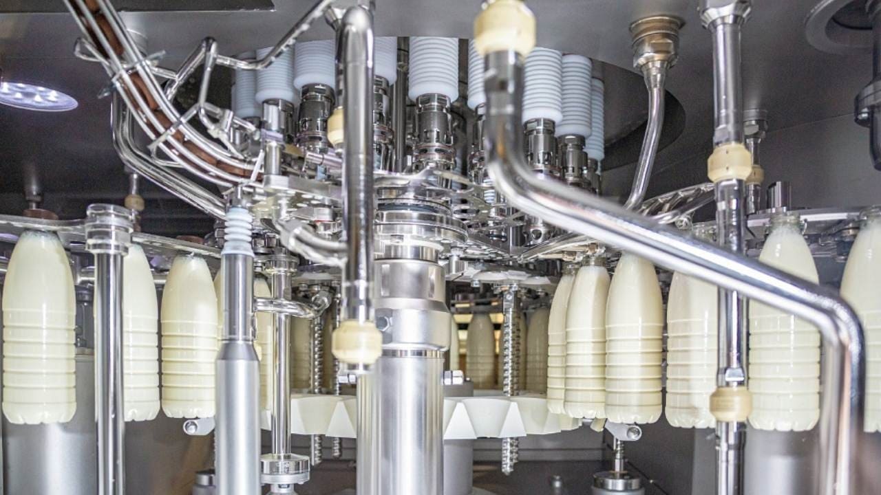 Large aseptic milk filling machine for high speed dairy beverage production