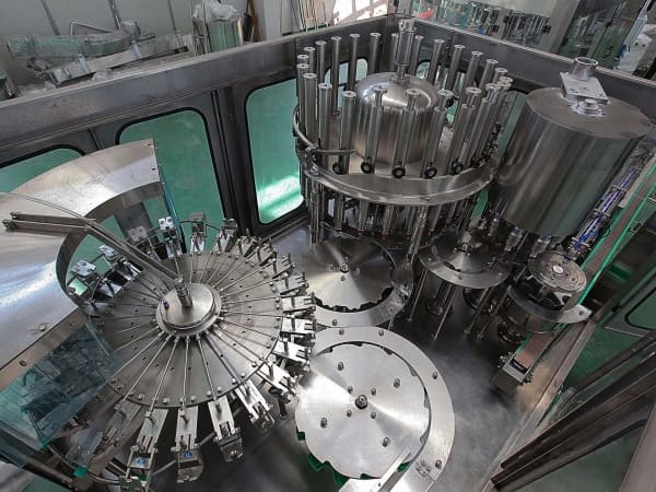 Water Filling Machine Price: Cost Guide and Buying Factors 1 A fully automatic water filling system integrating rinsing, filling, and capping processes for bottled water production.