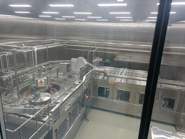 Aseptic Filling Troubleshooting Guide for Beverage Lines 1 A modern PET aseptic filling production line used for sterile beverage filling applications.